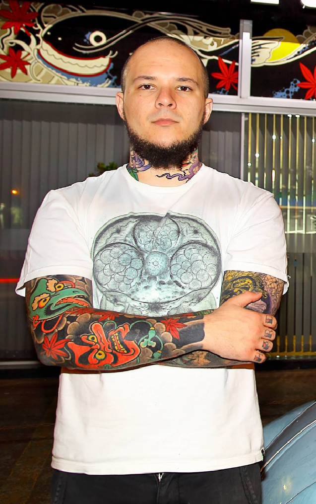 Caio Jhonson tatuando no estúdio